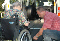 Peter Hartmann bei Rollstuhlsicherung